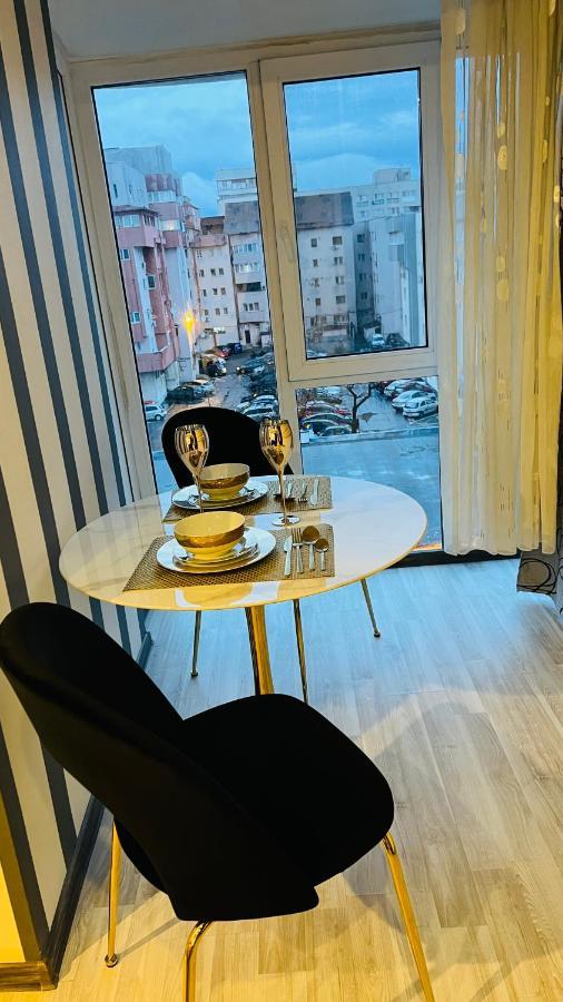 Апартаменты Garsoniera Centru Pietonal Тыргу-Жиу Экстерьер фото